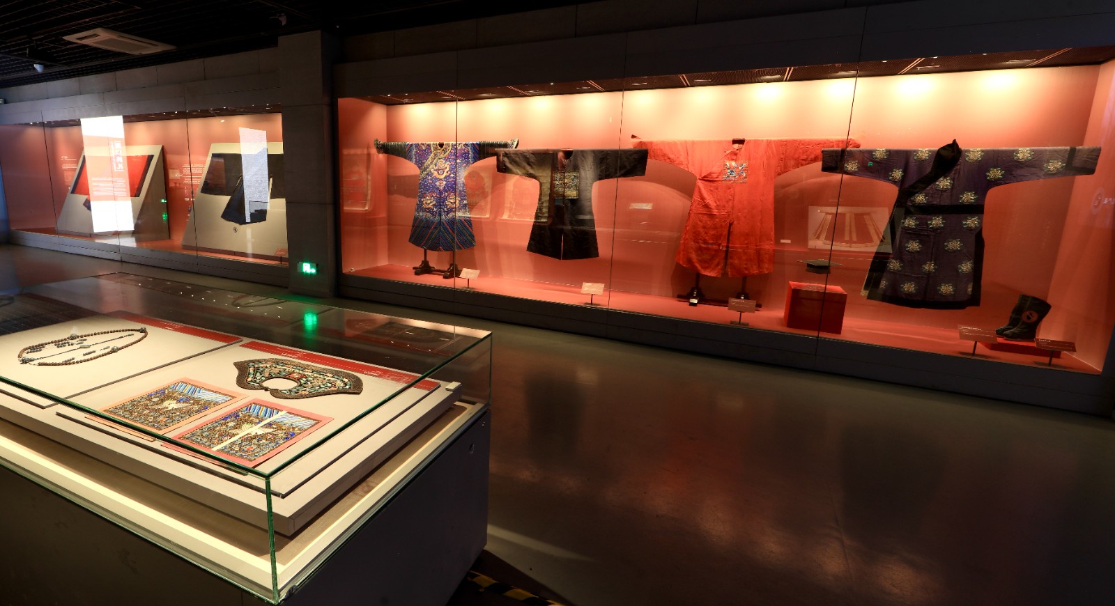 "孔府旧藏礼乐服饰文物特展"在中国丝绸博物馆亮相_澎湃号·政务_澎湃