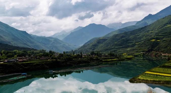 流连在河畔好似河畔跳动的音符跃动的精灵临洮之南 洮河岸畔排崖流丹