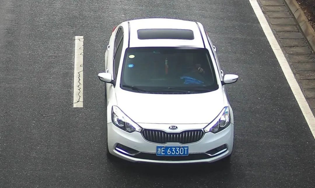 车辆号牌:浙e6330t违法地点:长兴县雉城街道县前西街与画溪大道路口12