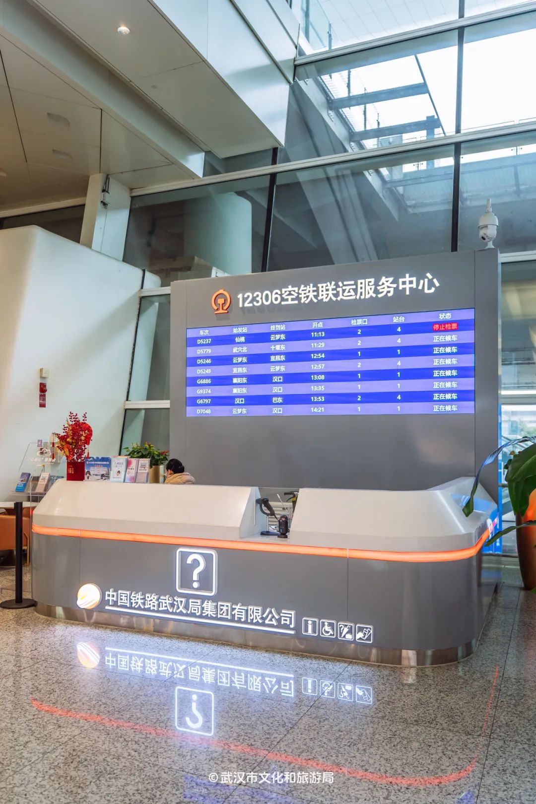 机场到处都有去往市中心的交通指南.这项服务,是为中转旅客推出的.