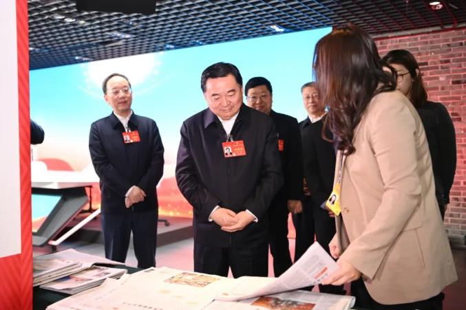 郝鹏李乐成看望参加全国两会宣传报道的新闻工作者和代表团工作人员