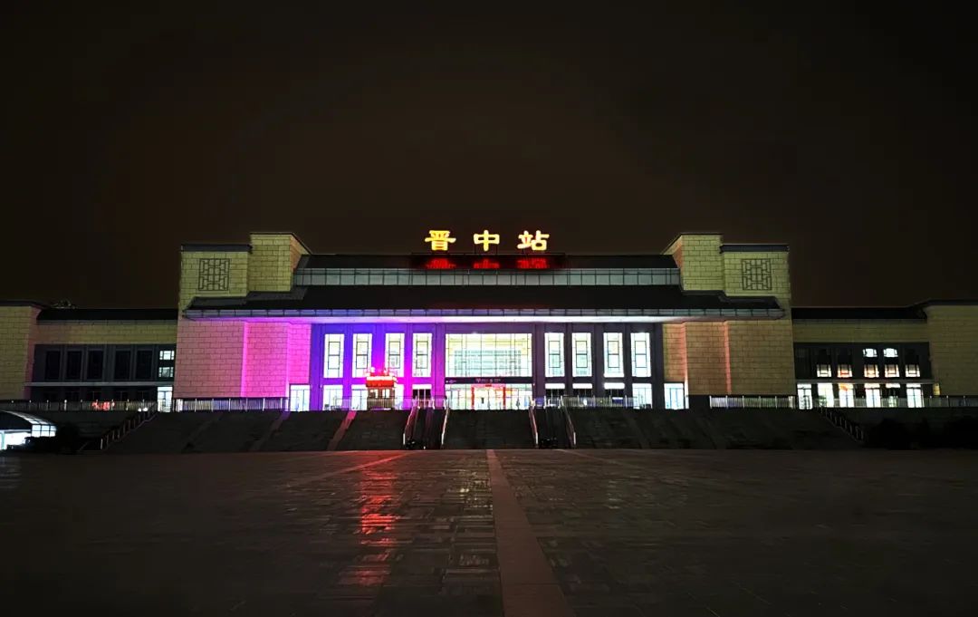 满足好奇心,小编带您夜探高铁站