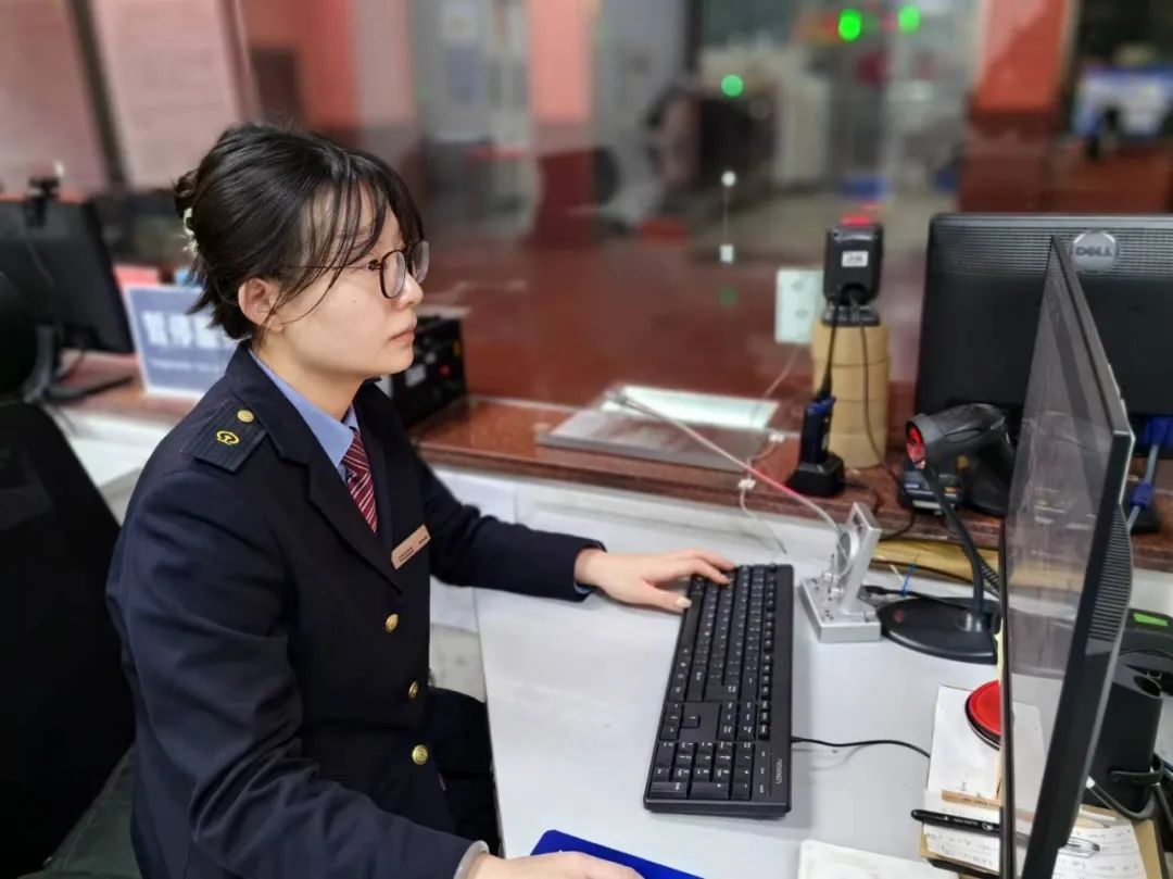 22时10分太谷西站站长石军正在接发末趟列车.