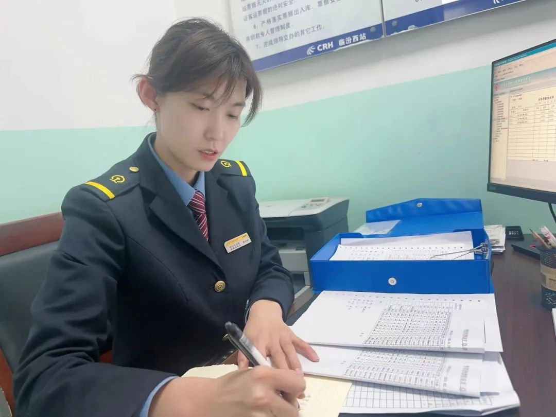 22时10分太谷西站站长石军正在接发末趟列车.