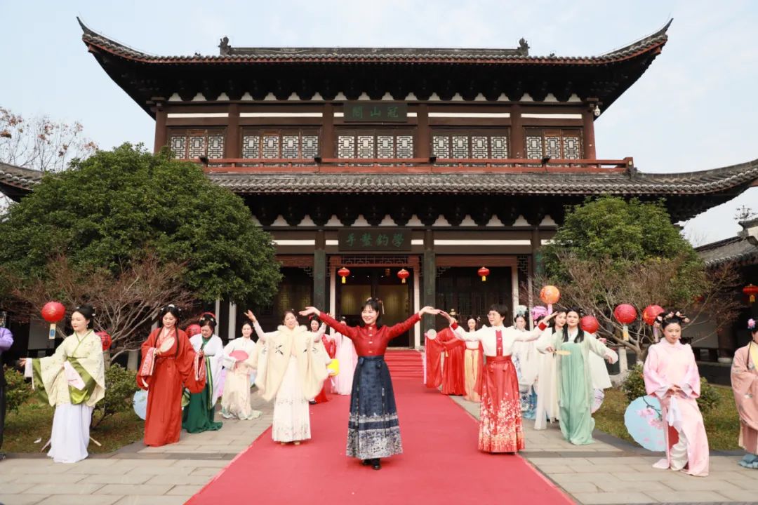 着汉服 游园会~这个"三八"国际妇女节,"她们"尽显风采!