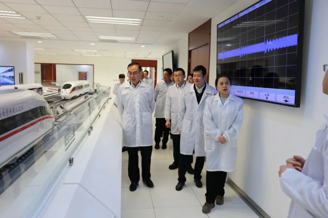 楼齐良会见中国对外承包工程商会会长房秋晨_澎湃号·政务_澎湃新闻-t