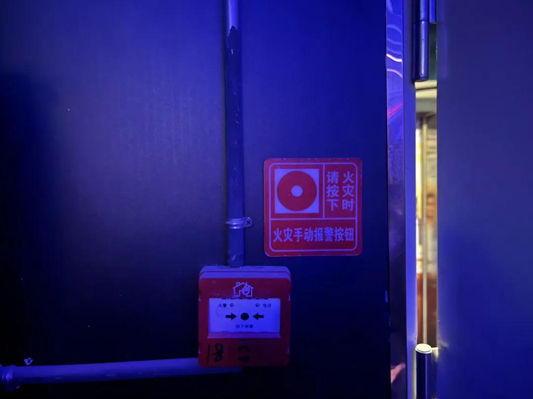 隐患照片曝光:5 排烟风机控制柜未通电.4 所有疏散指示标志未通电.