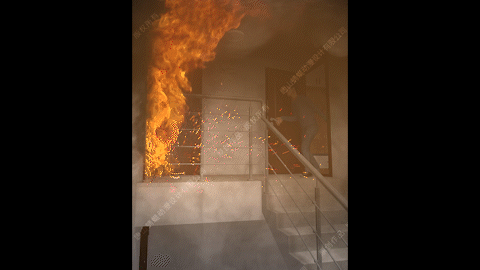 同楼层区域起火,开门后发现楼道或逃生的楼梯间浓烟非常大,在呼吸困难