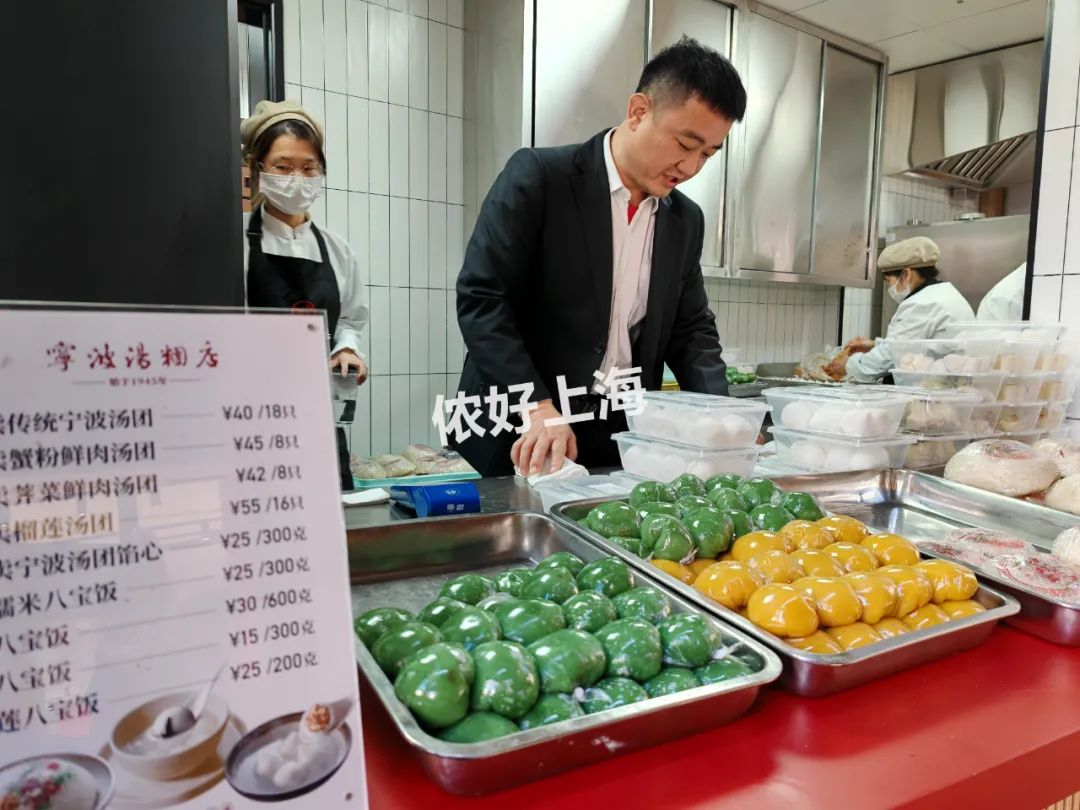 今年三种口味的青团依然在线:豆沙青团5元/只,咸蛋黄肉松青团10元/只