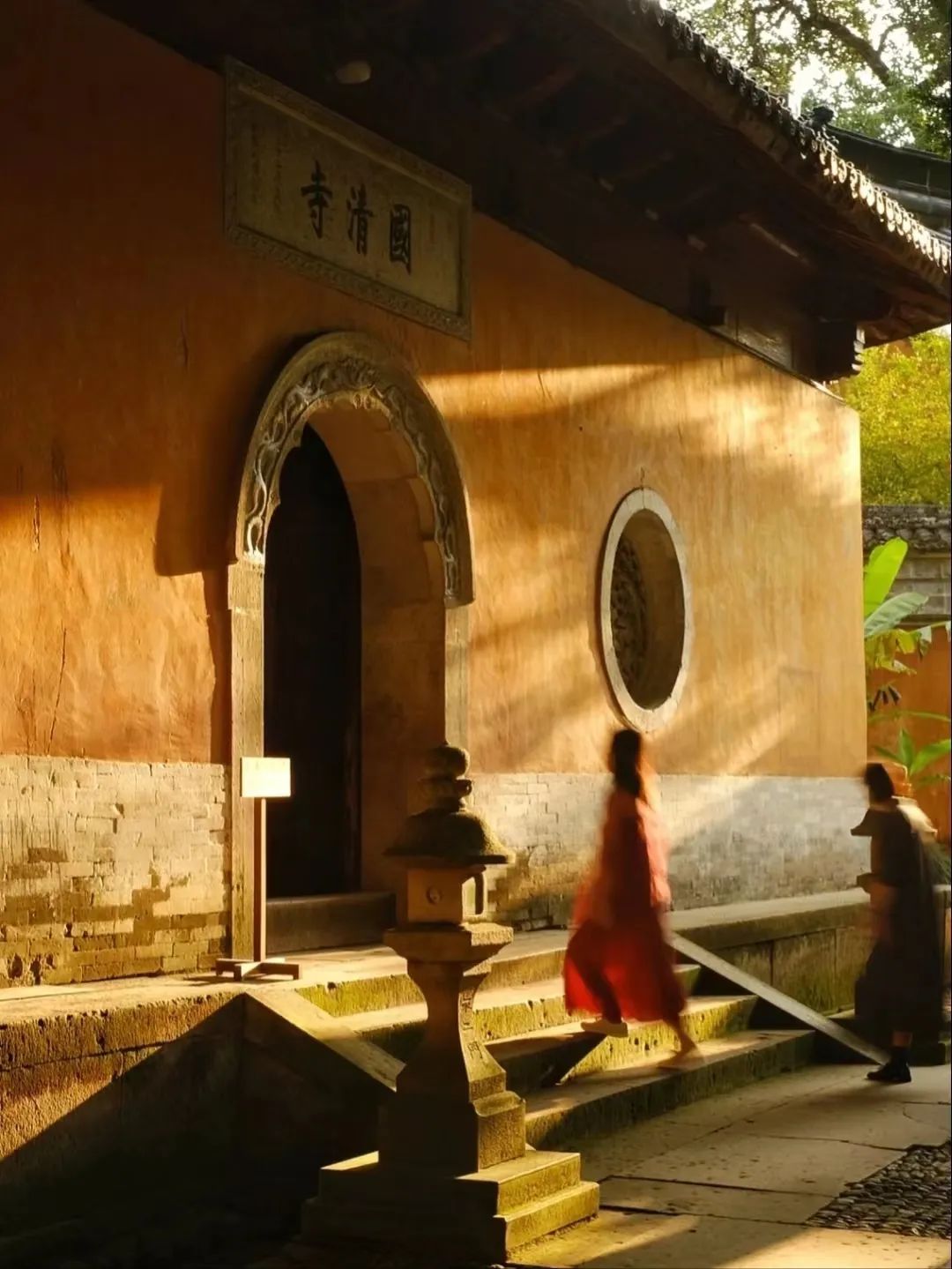 喧闹,也不收取任何门票,2元就能吃斋饭,独守着一份佛门的清净与自在