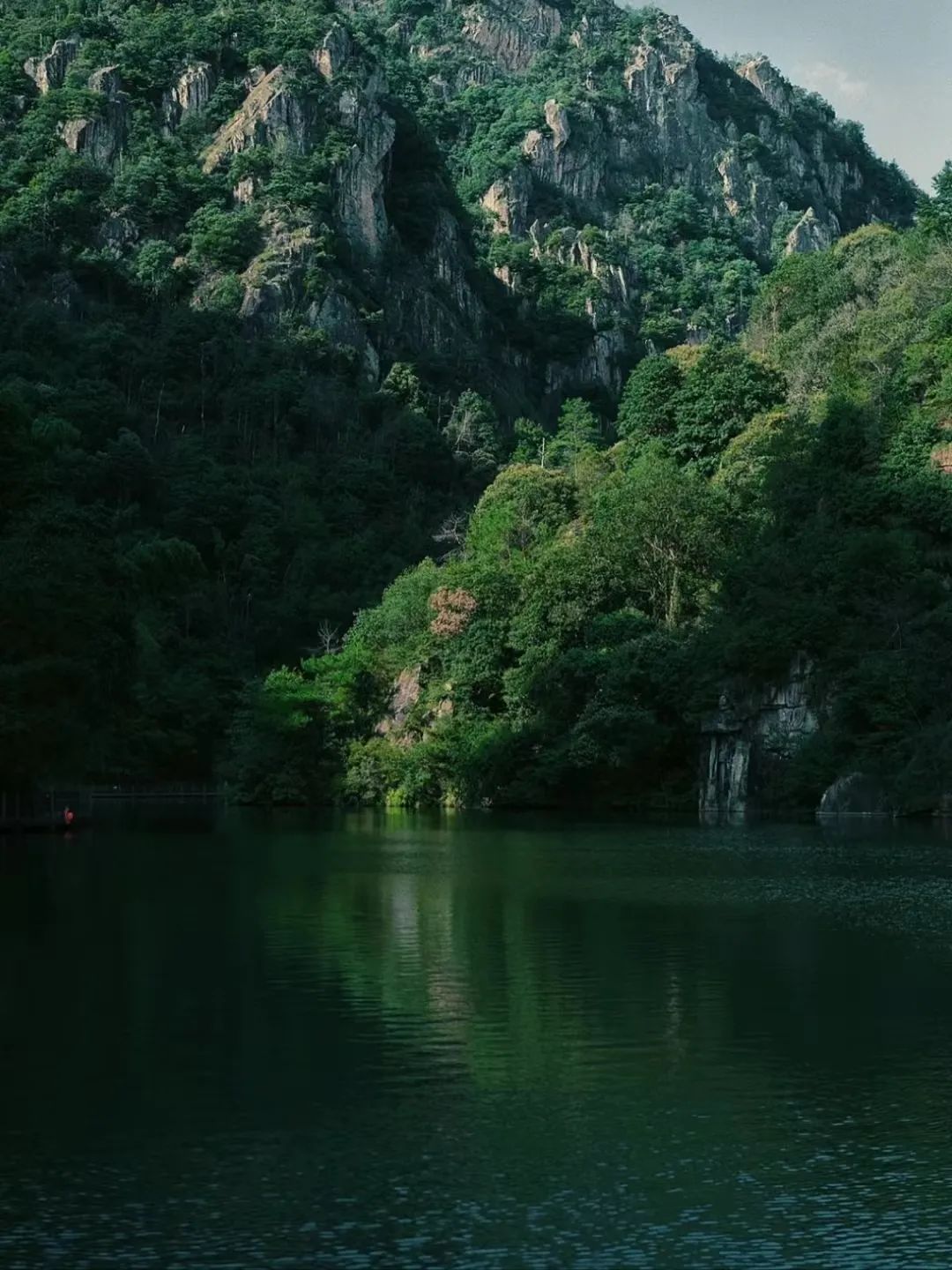 浙江春日最仙气的小城,0元逛千年古寺,粉紫花海开满