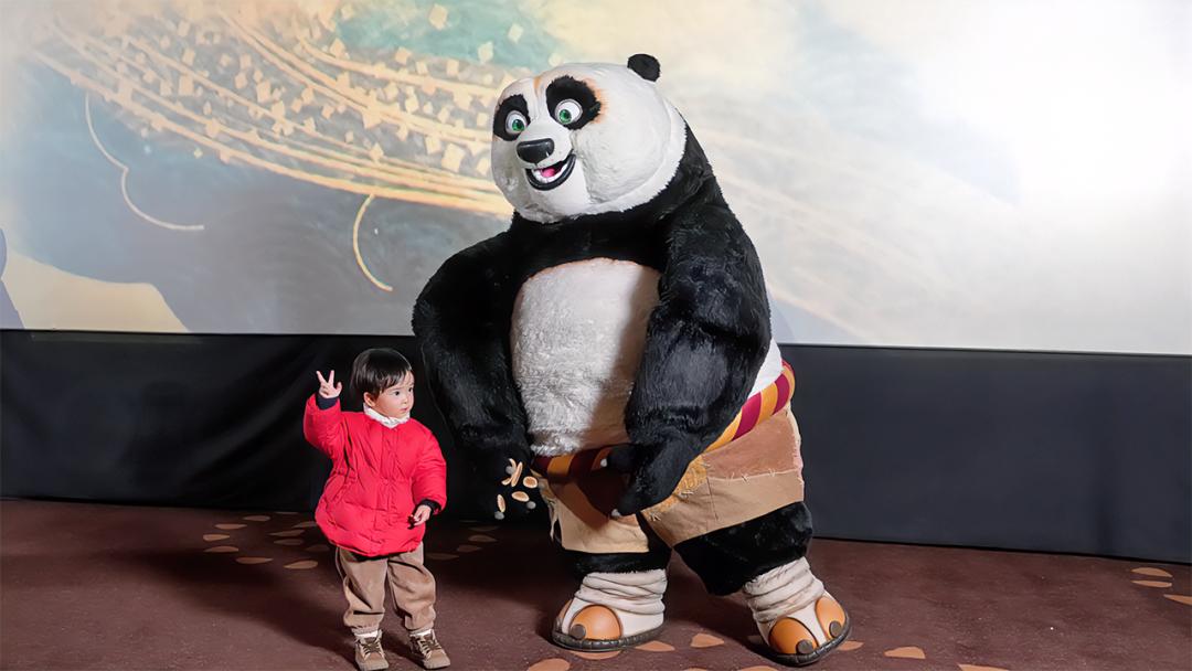 见面会环节,功夫熊猫阿宝,娇虎从电影荧幕穿越到现实世界,与影迷亲密
