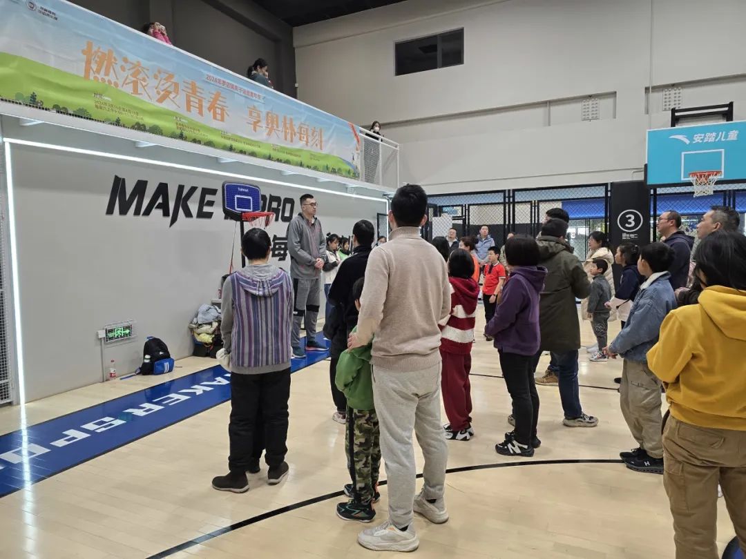 本次亲子运动嘉年华设有托球15米折返跑,背靠背夹球跑,两分钟上篮接力