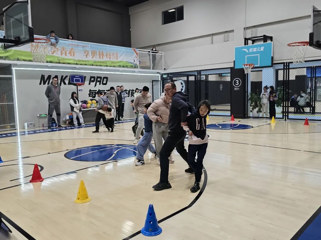 本次亲子运动嘉年华设有托球15米折返跑,背靠背夹球跑,两分钟上篮接力