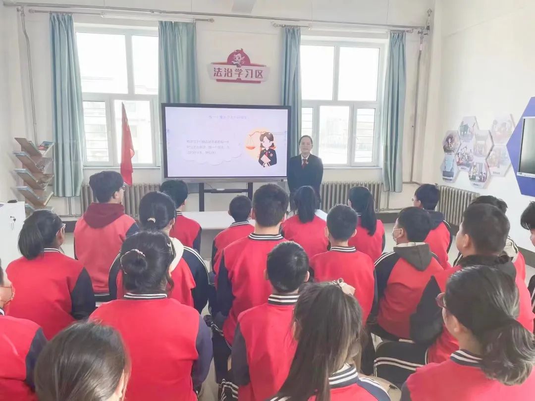 3月7日,梨树法院综合审判庭干警开展"法治副校长进校园"活动,走进第二