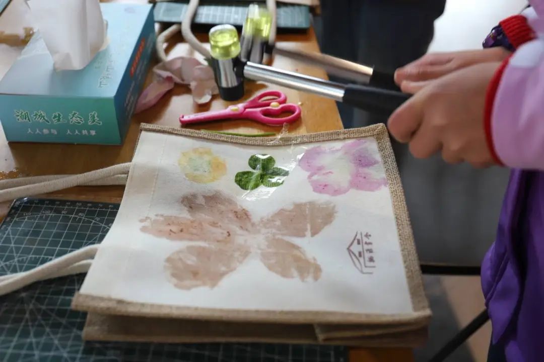 儿童友好丨"拓草木之色,染缤纷童年"盐官镇桃园村开展儿童植物拓染