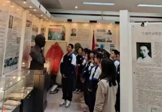 【科普动态】扶轮中学持续开展科学家精神系列学习教育活动