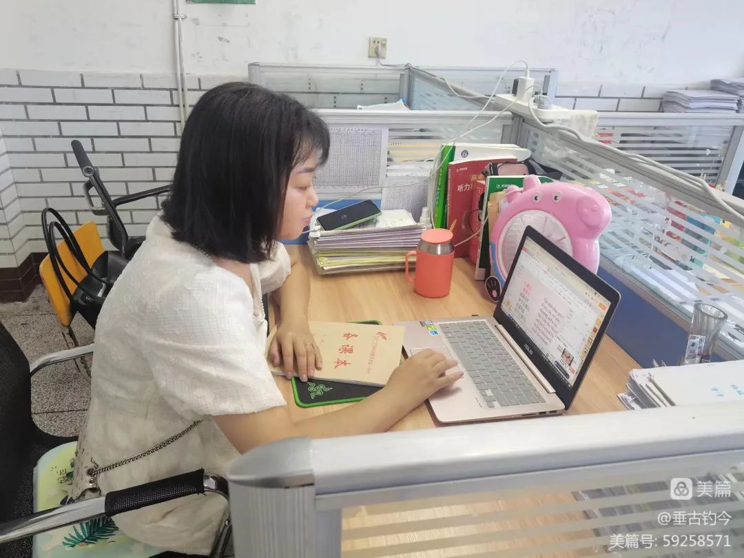 致敬戎装背后的力量——记"内江市最美军嫂"隆昌一中英语教师陈洪