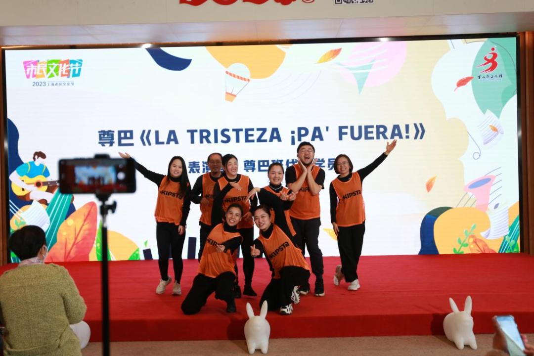 zumba(尊巴)是一种健康时尚的健身课程,它将音乐与动感易学的动作还有