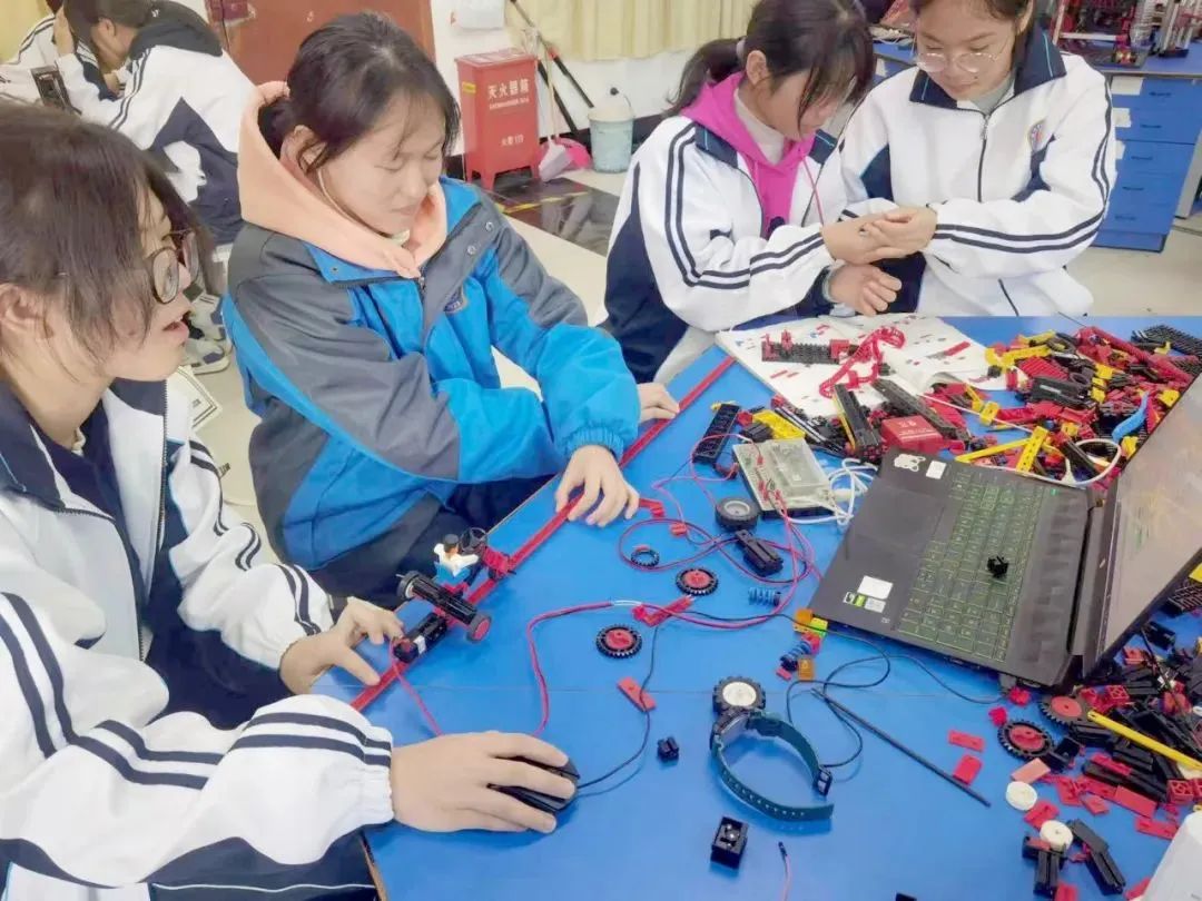 在实际教学方面,瓶窑中学注重因材施教,根据不同层级学生开设有梯度的
