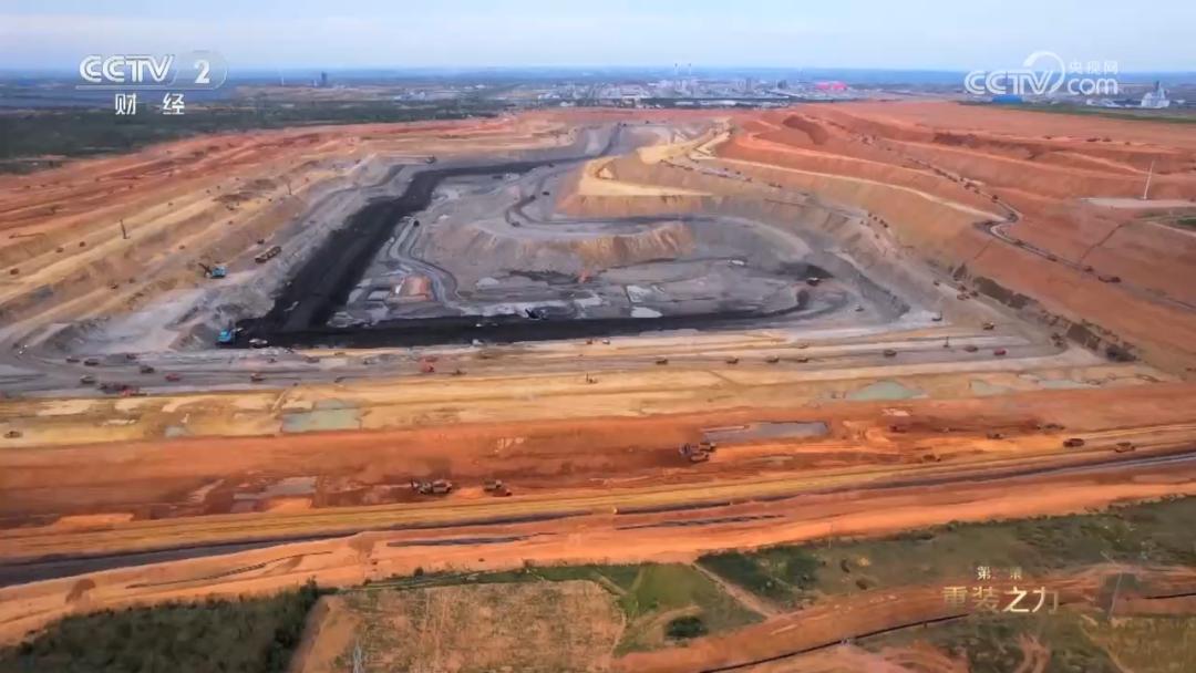 第三集里报道展示了国家能源集团神延煤炭西湾露天煤矿使用的智能化