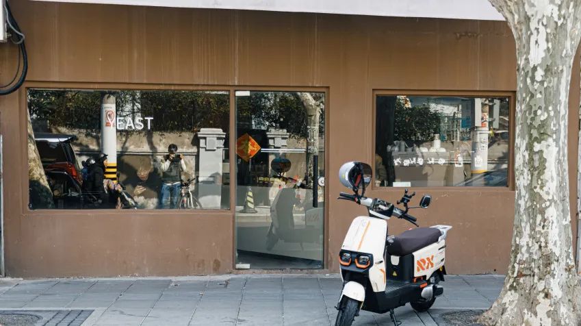 刚开不久,相当隐蔽,藏在弄堂里,名副其实的i人避风港