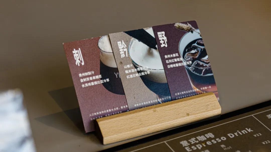 刚开不久,相当隐蔽,藏在弄堂里,名副其实的i人避风港