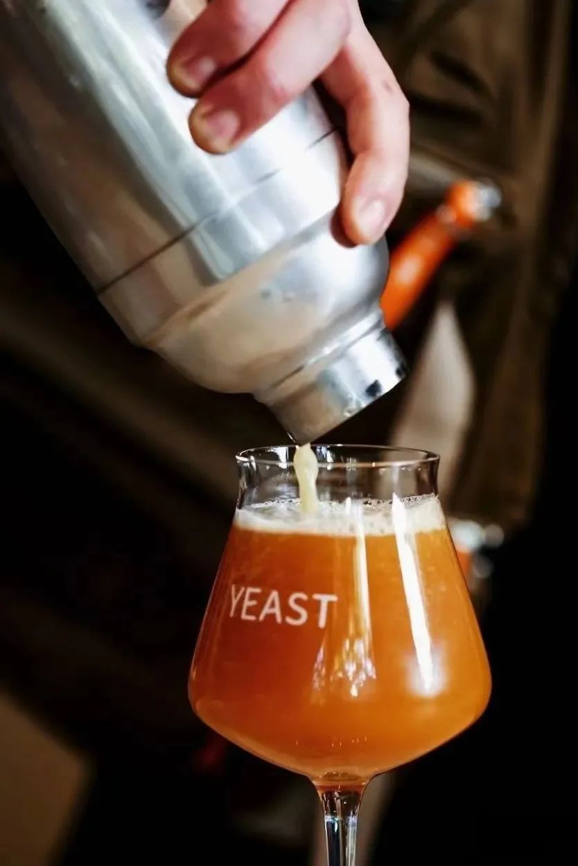 刚开不久,相当隐蔽,藏在弄堂里,名副其实的i人避风港