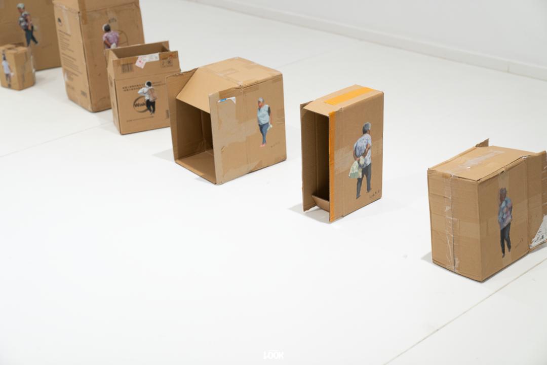 展厅变身快递驿站纸盒上的单人画成为独特一景艺术家林延的《出入》正