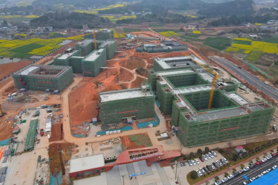工程车辆来回穿梭,建筑工人有序作业……走进位于德阳凯州新城的鸿鹄