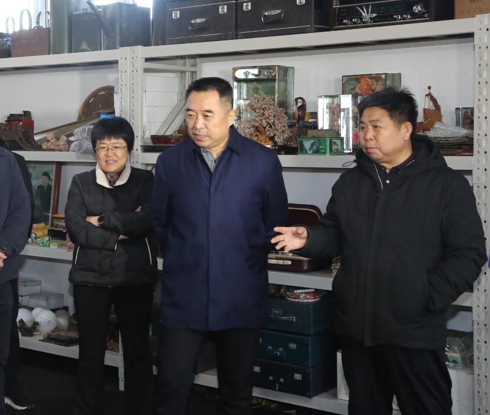 梁宝杰一行参观了刘宋民俗文化市场,实地调研庆功台村"香河小院"打造