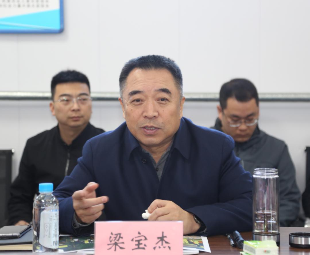 梁宝杰一行参观了刘宋民俗文化市场,实地调研庆功台村"香河小院"打造