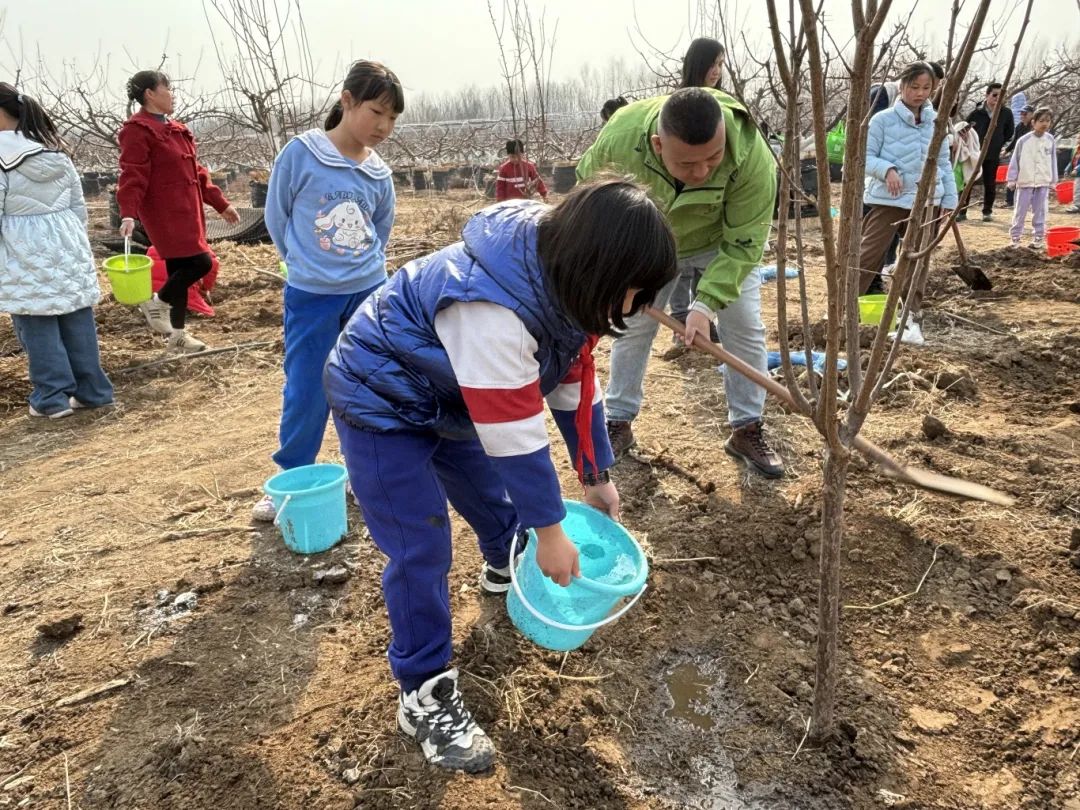 北京景山学校香河分校联合大爱城生态农场开展植树节系列主题活动