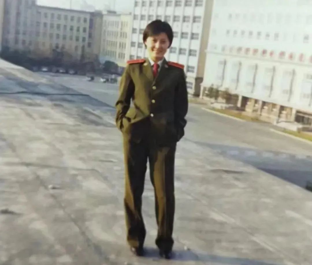 杨芳,2004年12月从部队转业后毫不犹豫地选择了警察这个神圣的职业.