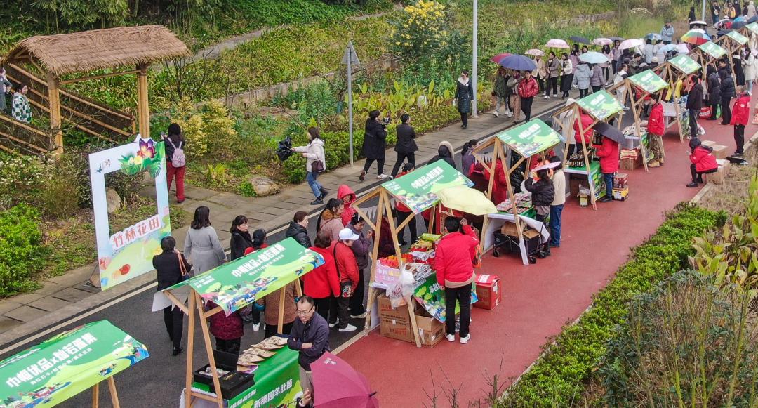 举办"巾帼好品"展销活动,展示推介区内20余家"妇字号"企业"巾帼好品"