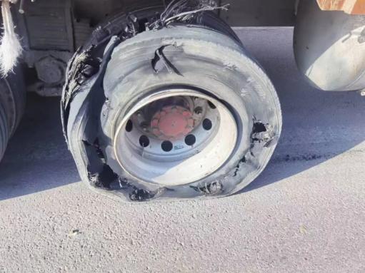 大货车轮胎爆裂仍上路行驶  永宁交警及时制止除隐患