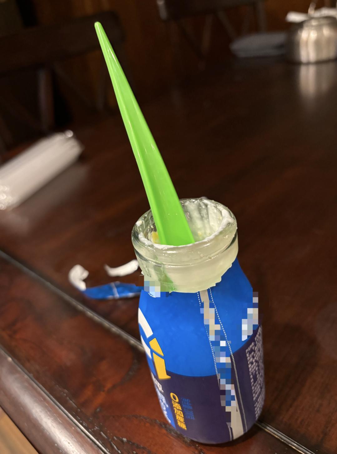 的某希要浓稠很多,筷子插进去完全不倒,送来的吸管根本就吸不动这酸奶