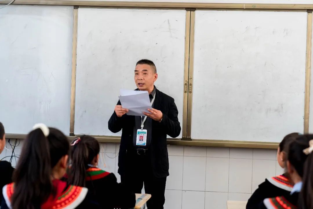 美姑县民族初级中学校长付加云等出席开班仪式