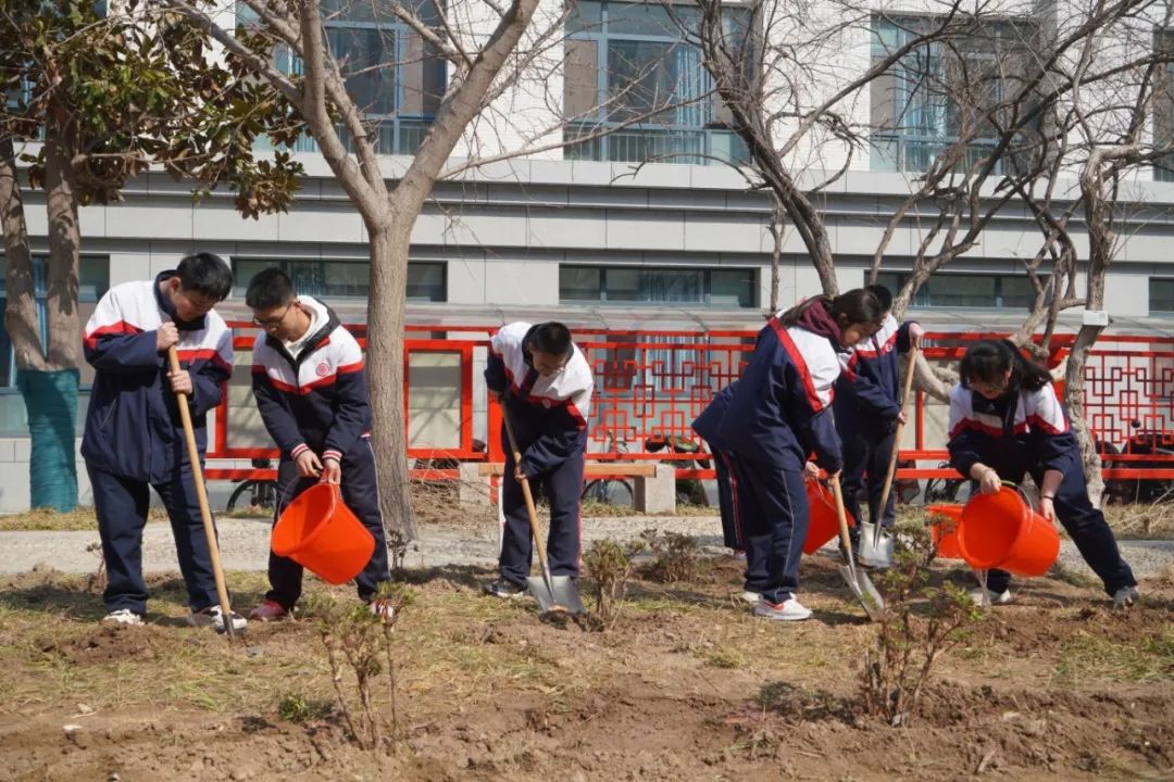 潍坊中学开展了"播撒春意盎然 建设生态校园"植树节活动,致力于"把