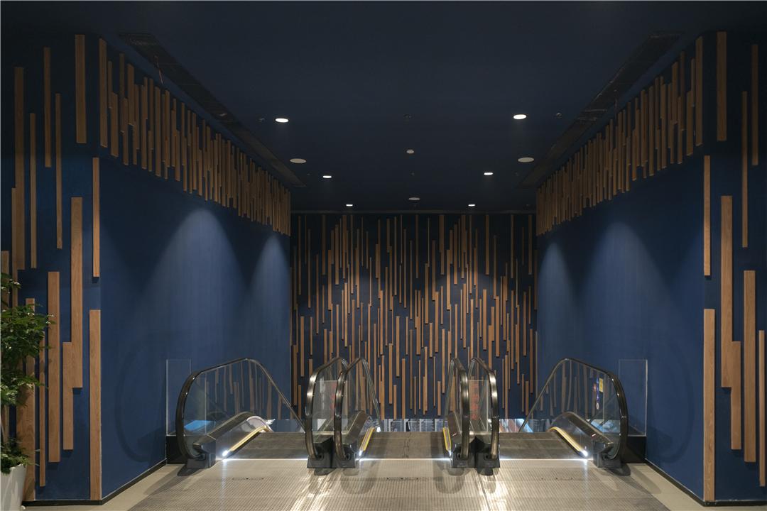 层大堂公区的设计上,设计团队运用冰蓝,纯白和高反光度的黑色石材的质