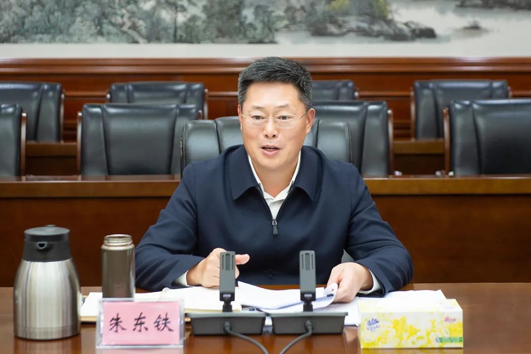 会上,朱东铁认真听取10名基层代表的发言.