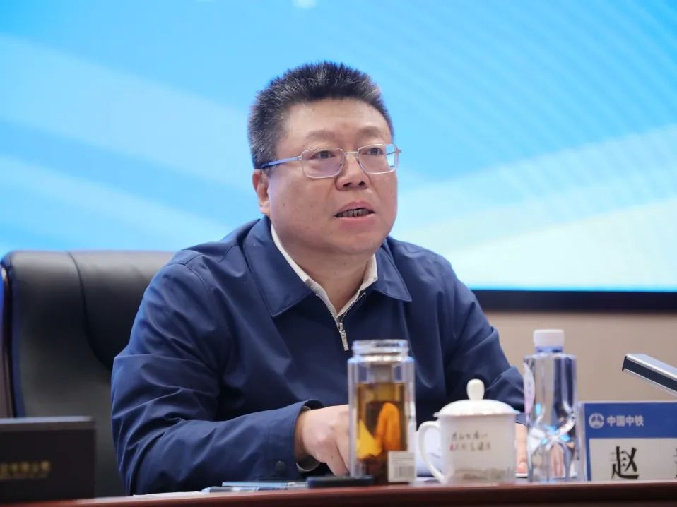 李新生强调,为了确保"第二曲线"市场经营取得实效,要聚焦三个关键