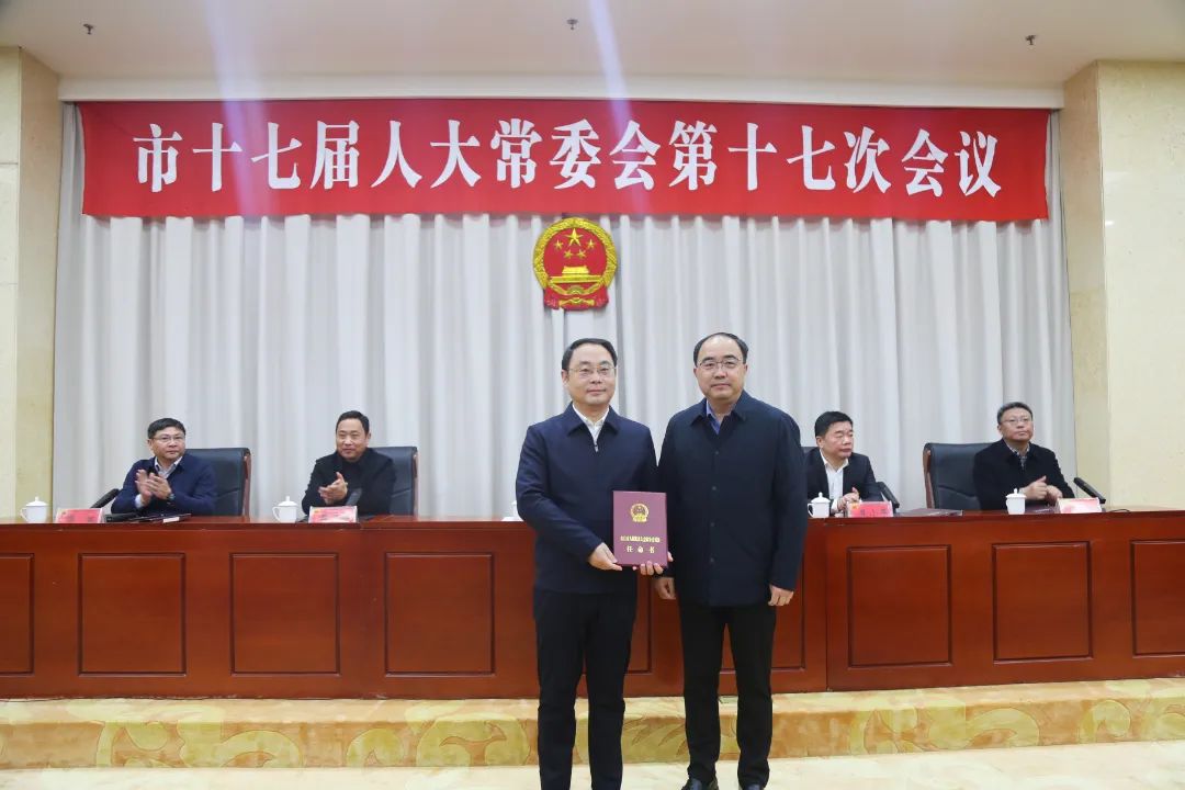 市人大常委会主任周爱东主持会议,副市长缪斌列席会议.