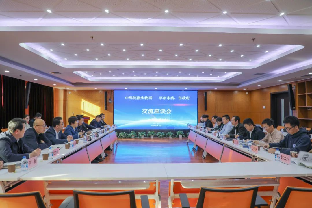 王旭,白振海实地参观了发酵实验室,与中科院微生物研究所所长钱韦