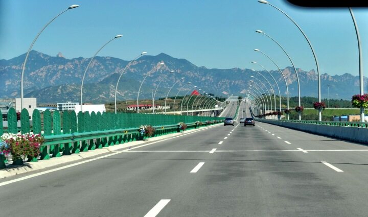 近年来,我市坚持协同发展交通先行,扎实推进国家高速公路联网,京津冀