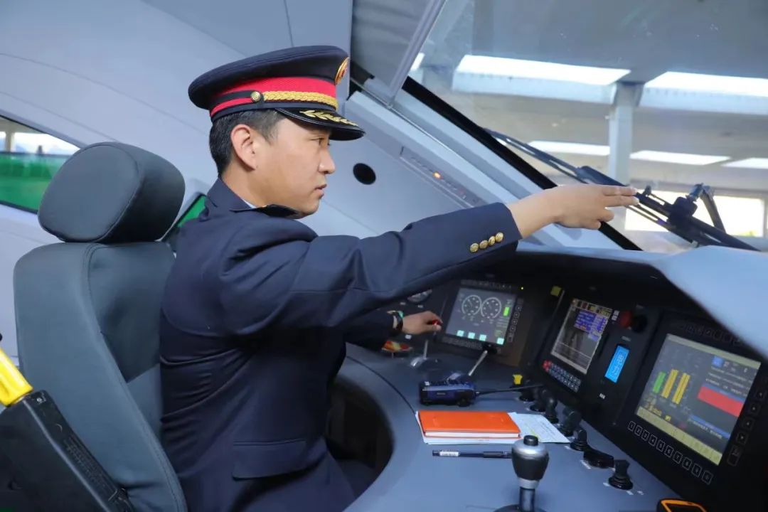 斯朗旺扎中国铁路青藏集团有限公司格尔木机务段运一车间指导司机马小