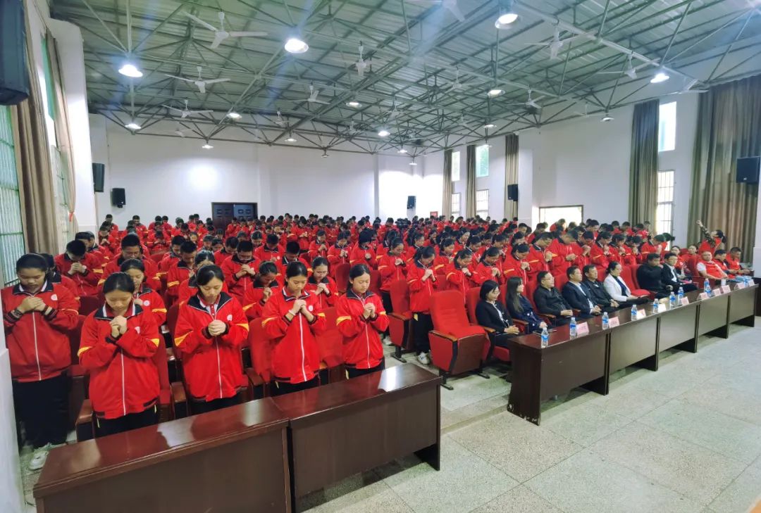 点赞爱心人士为芒市一所学校送上220套桌椅