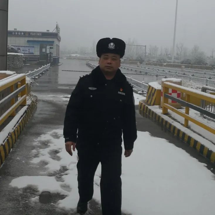 寒来暑往,风霜雨雪,在禹门口公安检查站的6年,贺耀武就像一颗"道钉"