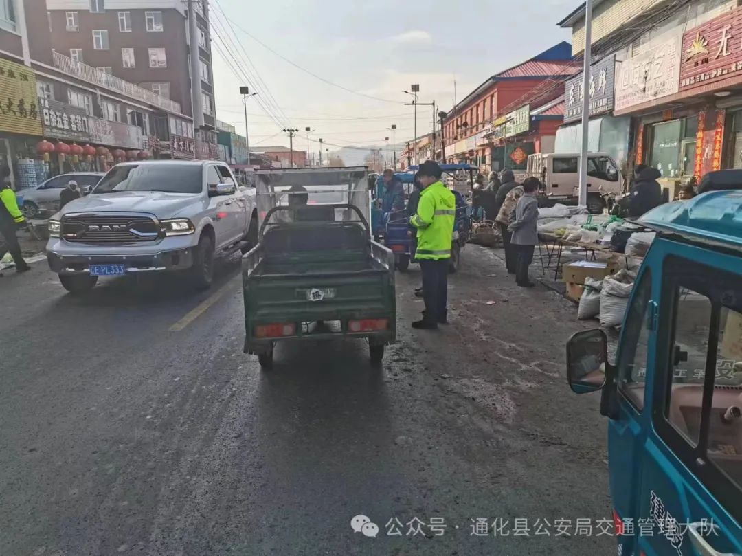 通化民警通过张贴海报,当面讲解,发放交通安全宣传资料等多种宣传方式