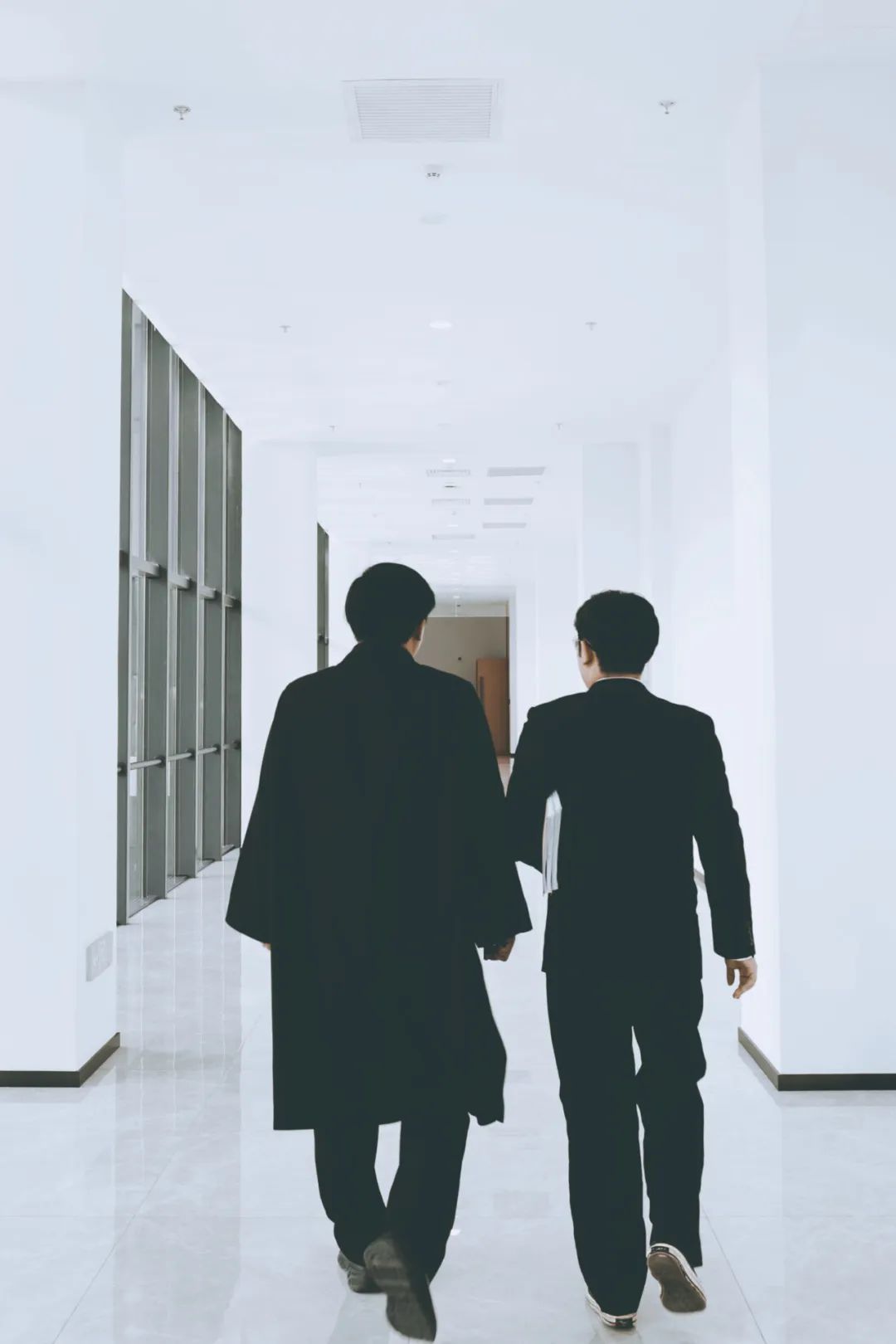 一位中年大叔略显拘谨地走进苏州市中级人民法院门卫室,敲开窗户,双手